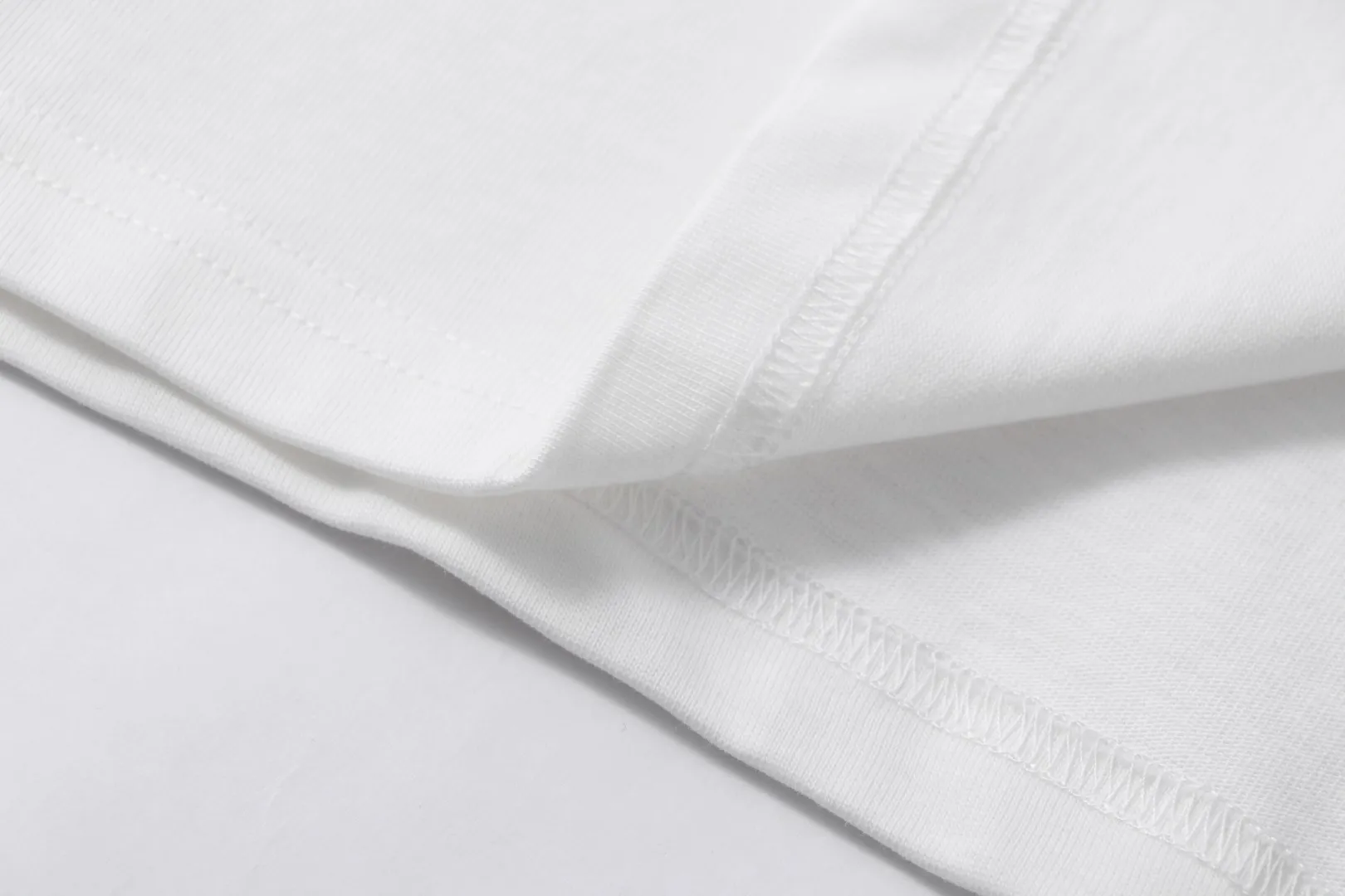 Style No.: A 007# P57 Ami 2026 Spring/Summer New Arrival T-shirt Short Sleeve The workmanship of this chapter is extremely cumbersome and complex. It uses water-soluble polyester and water-soluble thread to start the pattern, dye it, then air-dry, shape it, and then laser process the details. The process takes a long time, which distinguishes it from the junk version of the leaky bottom fabric on the market. We completely restore the correct version of the official website 1:1, with high-weight fabrics, synchronized detail routing, and restored official website letter embroidery, which is the only correct version on the entire network. Color: Apricot Red Black Red White Red Navy Blue Gray Apricot Black Sizes: S-XL